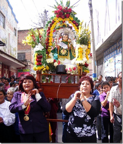 alcaldesa provincial rosa vasquez cuadrado carga la imagen de san juanito en procesión[5]
