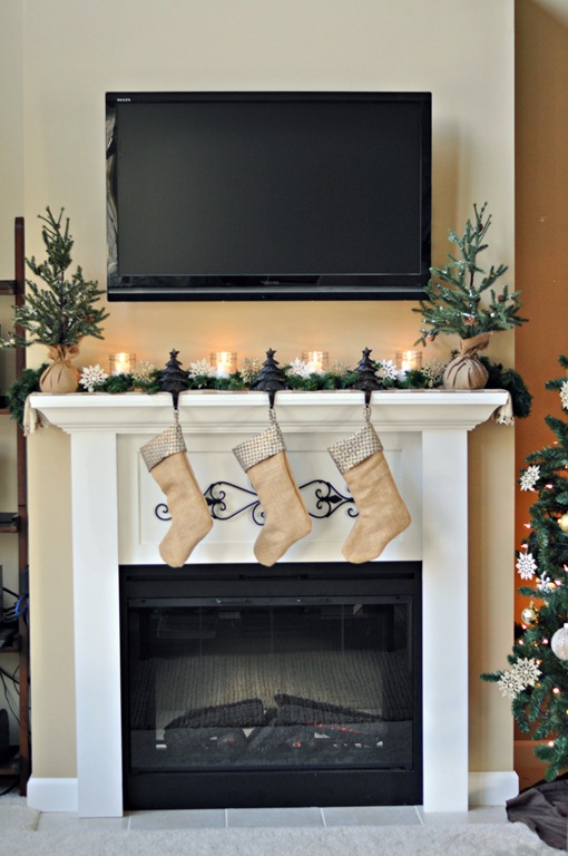 [Decor%2520and%2520the%2520Dog%2520Holiday%2520Mantel%25202012%255B5%255D.jpg]