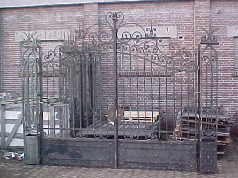 Eisentor mit Säulen / Doppelflügeltor / Hofeinfahrttor / Hoftor / Tor