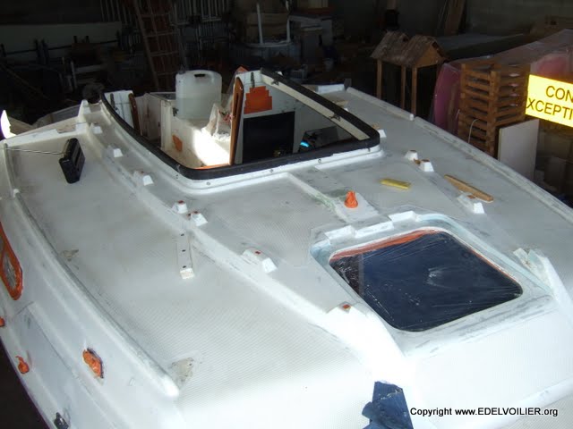 Le pont à été adapté au gabarit du futur panneau de pont (un Vetus type Genius 482x482 fumé). Il aura fallu attaquer le pont à la disqueuse pour modifier les rayons d'angles qui ne sont pas les mêmes qu'avant.