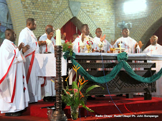 Des évêques catholiques, lors d’une messe officiée par le cardinal Laurent Mosengwo Pasinya (au centre) le 12/1/2012 à la Cathédrale Notre Dame du Congo. Radio Okapi/ Ph. John Bompengo