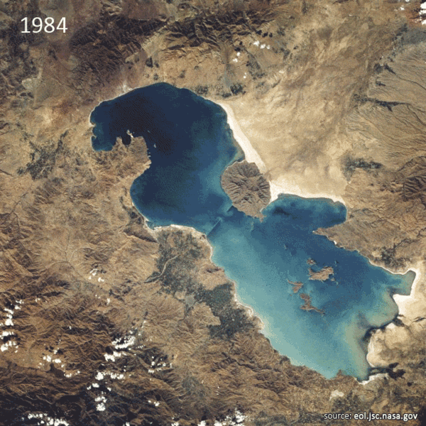 Satellite imagery of lake Orumiyeh (Oroumieh, Urmiah) in 1984. A 2011 image shows great amounts of drainage and surface area loss. Photo: NASA