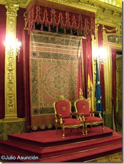 Dosel del trono con la copia del estandarte del Miramamolín