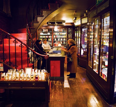 Buy Unique Souvenirs for Your Family and Friends around Hotels near Holborn