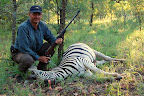 ... og så kan man tage på jagt (ledsaget af en professionel hunter). Og da Inge altid har ønsket sig et zebra-skind, skulle hun selvfølgelig have det!