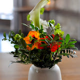 Le bouquet décorant la table constitue aussi le premier amuse-bouche : des fleurs avec un morceau descargot.

Le ton est donné.