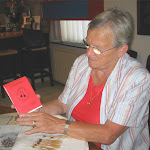Kantkringmiddag, 2005 Leida bekijkt notitieblokje wat miep heeft ontworpen klaar voor website 24 mrt. 2006.jpg