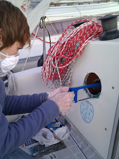 Julie sågar upp hålet att passa med Silva 102B/H. Hålet har vi gjort mindre med glasfiberspackel. Vi kom underfund att man kan forma massan enkelt med plastfilm på varje sida eftersom spacklet inte fastnar på plasten.