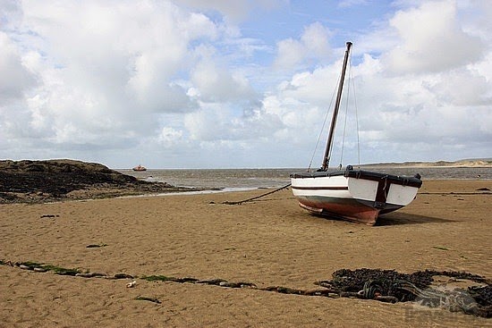 [appledore-boat-they-moor-on-the-sand-padstow%255B5%255D.jpg]