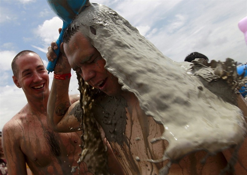 boryeong-mud-fest-2011-4 boryeong-mud-fest-2011-4