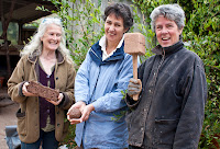 Wayfarers\' guide, Muff Dudgeon (center) with cob artists Jill Smallcombe (left) and Jackie Abey (right), Burrow Farm near Drewsteignton, Devon, England, U.K.