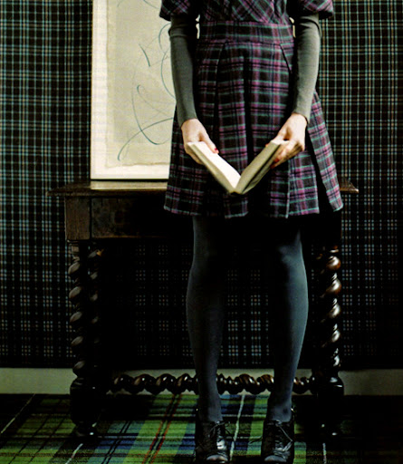 I'm adoring this mixture of different colors and sized patterns of plaid in this Domino magazine photograph. I'm adoring this mixture of different colors and sized patterns of plaid in this Domino magazine photograph.