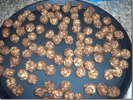 Date Crunchy Balls Recipe by www.dish-away.com