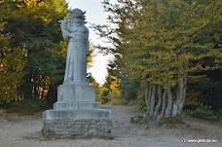 Socha pohanského boha Slovanů Radegasta – boha slunce, hojnosti a úrody – je realizována v umělém kameni ve velikosti 320 cm. Váží 1,4 tuny.