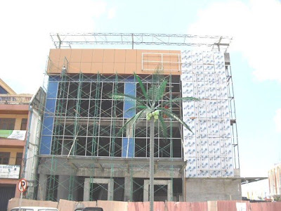 Tampak Entrance Building progress pemasangan kaca