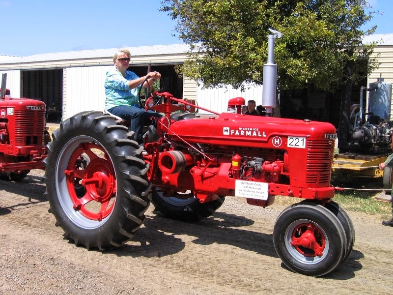 [IMG_4870-1945-Farmall-H-Tractor-at-A.jpg]