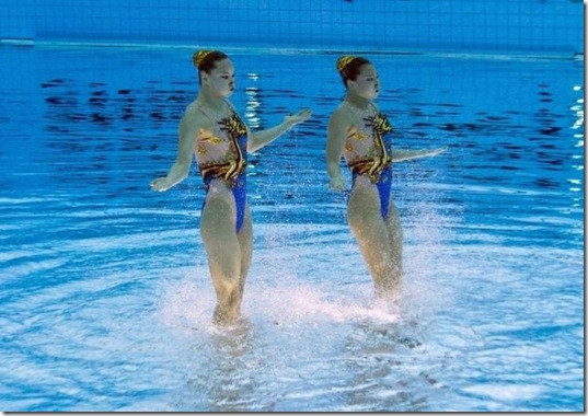 synchronized-swimmers-underwater-4