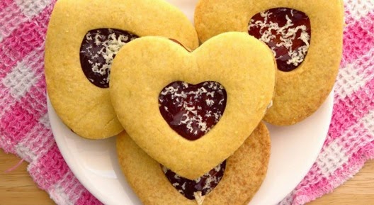 shortbread-heart-cookies-with-raspberries-and-white-chocolate-featured-750x410