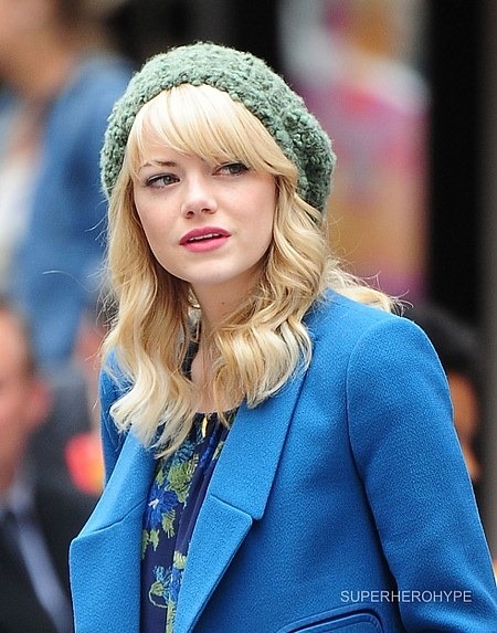 Gwen Stacy Goes on a Dog Walk in The Amazing Spider-Man 2 Set Photos 05 Gwen Stacy Goes on a Dog Walk in The Amazing Spider-Man 2 Set Photos 05