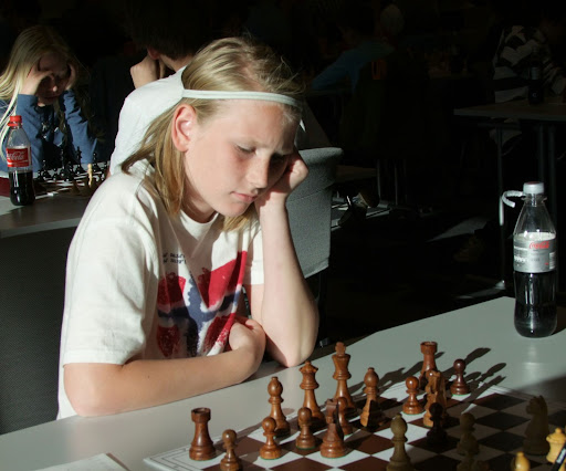 Fersk Norgesmester og enda ferskere Bergenser: Johan Sebastian på førstebordet til Bergens 2. I skyggene bak til venstre, også opprinnelig fra Sandefjord: Benjamin på førstebordet til Bergens 4.