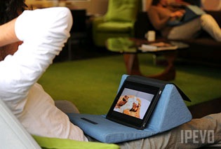ipad-pillow-cushi-stand2.jpg
