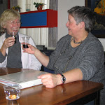 3. kantkringmiddag jan. 2007 proosten op een vruchtbaar kantklosjaar Miep en Karin.jpg