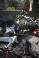 MÉXICO, D.F., 21OCTUBRE2011.- Un helicoptero del Estado de México se desplomo atras de los Viveros de Coyoacán. Entre las personas que viajaban se encontraba el Secretario de Desarrollo Metropolitano quien resultó lesionado, dos personas más perdieron la vida en el accidente. Elementos antimotinesmantienen resguardado la zona para que peritos realizen los peritajes correspondientes.
FOTO: SAÚL LÓPEZ/CUARTOSCURO.COM