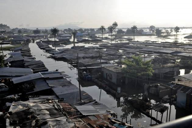 Houses are submerged in floodwaters in Idah Local Government Area, in Nigeria's central state of Kogi, 27 September 2012. Nigeria's worst flooding in decades has displaced more than 600,000 people in the centre of the country over the past week and stranded some villagers on rooftops. Afolabi Sotunde / REUTERS