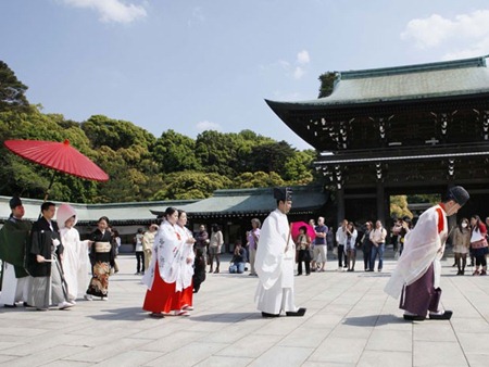 Cerimônia de casamento tradicional no temple Meiji Jingu, em Tóquio (Foto: Koji Sasahara/AP Photo)