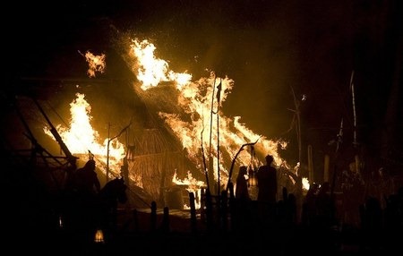 Hófehérke lángol a faluban 04