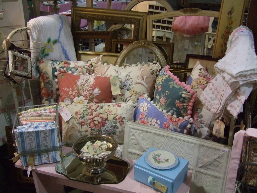 [farm%2520chicks%2520booth%25202009-3%255B4%255D.jpg]