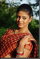 Iniya_in_saree1