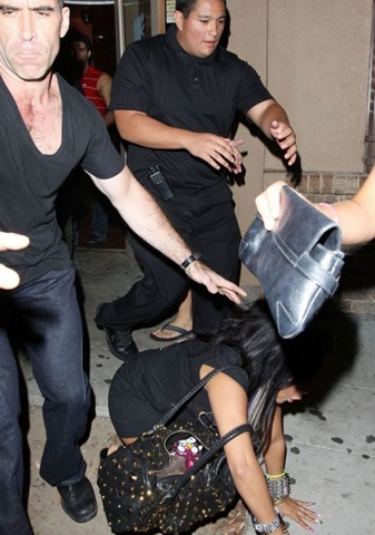 [celebrities-falling-down-11%255B2%255D.jpg]