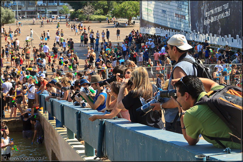 il/Настоящее мочилово в центре Тель Авива (20110701 ta water war 063 6823)