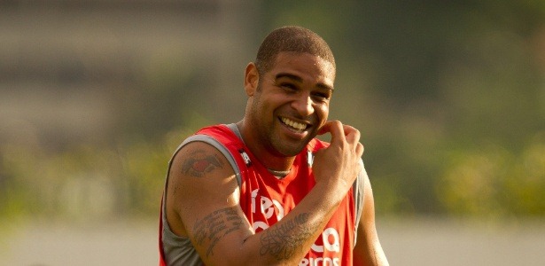[adriano-sorri-durante-treino-no-ct-joaquim-grava-antes-do-classico-contra-o-santos-1330790581895_615x300%255B3%255D.jpg]