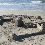 Każda piaskowa budowla na plaży budzi m&oacute;j zachwyt, więc robię im zdjęcia.