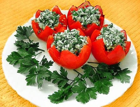 [pomidory-farshirovannye-mjasnym-salatom%255B4%255D.jpg]