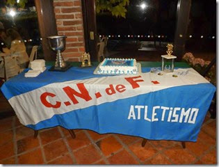 Bandera trofeo y torta