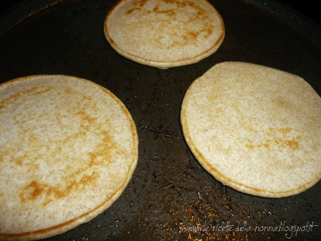 [Pancakes%2520ai%2520quattro%2520cereali%2520con%2520latte%2520di%2520soia%252C%2520zucchero%2520di%2520canna%2520e%2520sciroppo%2520d%2527agave%2520%25286%2529%255B3%255D.jpg]