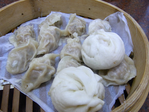 蒸し餃子と包子をいただきます。