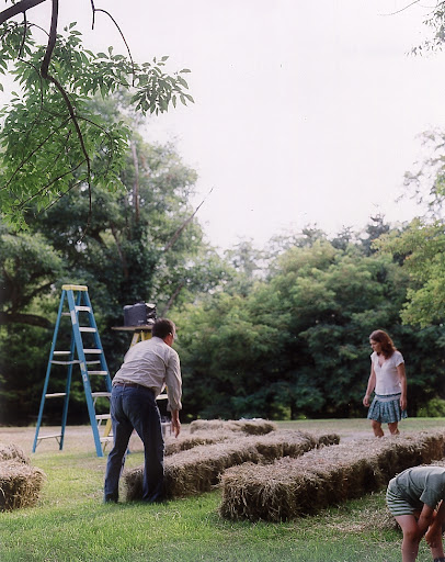 Arranging hay bales is just one of many ways to create an outdoor theater. (Martha Stewart Living, July 2005) Arranging hay bales is just one of many ways to create an outdoor theater. (Martha Stewart Living, July 2005)