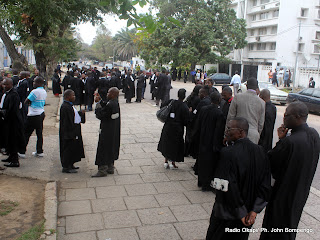 Des magistrats devant la primature, lors d'une marche de protestation contre leurs conditions de travail, mardi 30/09/2011 à Kinshasa. Radio Okapi/ Ph. John Bompengo