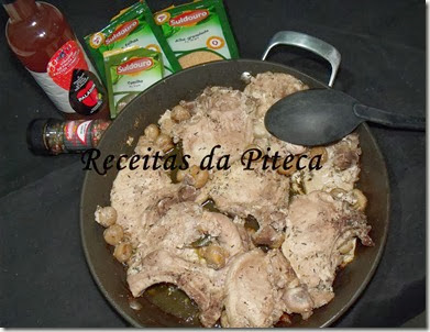 Costoletas do lombo com cogumelos na frigideira Costoletas do lombo com cogumelos na frigideira