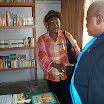 DCP00312.JPG - Le maire de la commune de N'djili, M. Bende Bende, salut notre membre, Sunda Antoine qui s'est rendu à Kinshasa pour l'inauguration de la bibliothèque de l'aoe et qui fait office de la première bibliothèque publique du pays. juillet 2007
