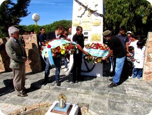Ex combatientes y el intendente de La Costa, Juan Pablo de Jesús, depositando una ofrenda floral en homenaje a los soldados caídos