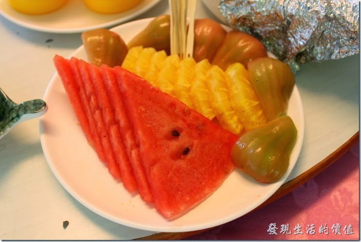 高雄-頭前園土雞城休閒餐廳。豐收四季果。這水果很甜啊！怪了！吃得到梅子粉的味道，卻看不到梅子。