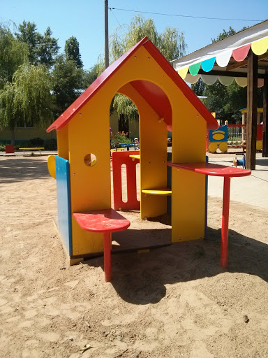 Домик на Детской Площадке В Парке 