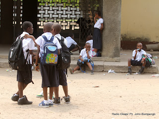 Quelques élèves du collège Boboto attendent leurs parents le 5/9/2011 à Kinshasa, lors de la rentrée scolaire 2011-2012. Radio Okapi/ Ph. John Bompengo