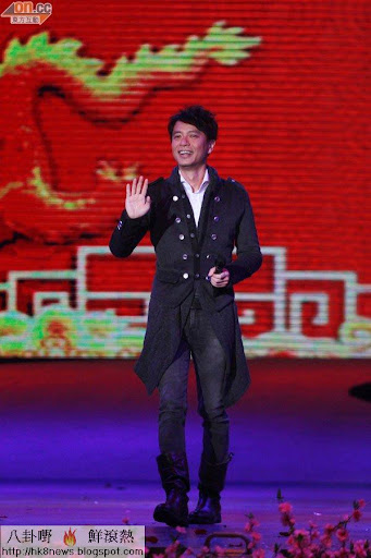 李克勤遠赴廣州為無綫錄影。