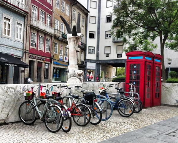 Estacionamento bicicletas na Arcada junto ao Banco de Portugal, em Braga